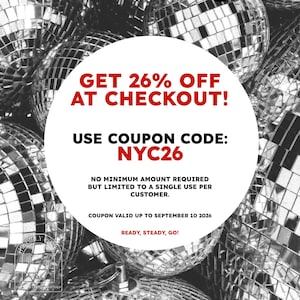 Puede incluir: Una superposici&oacute;n gr&aacute;fica circular blanca con texto en rojo que dice: GET 26% OFF AT CHECKOUT! USE COUPON CODE: NYC26. NO MINIMUM AMOUNT REQUIRED BUT LIMITED TO A SINGLE USE PER CUSTOMER. COUPON VALID UP TO SEPTEMBER 10 2026. READY, STEADY, GO!