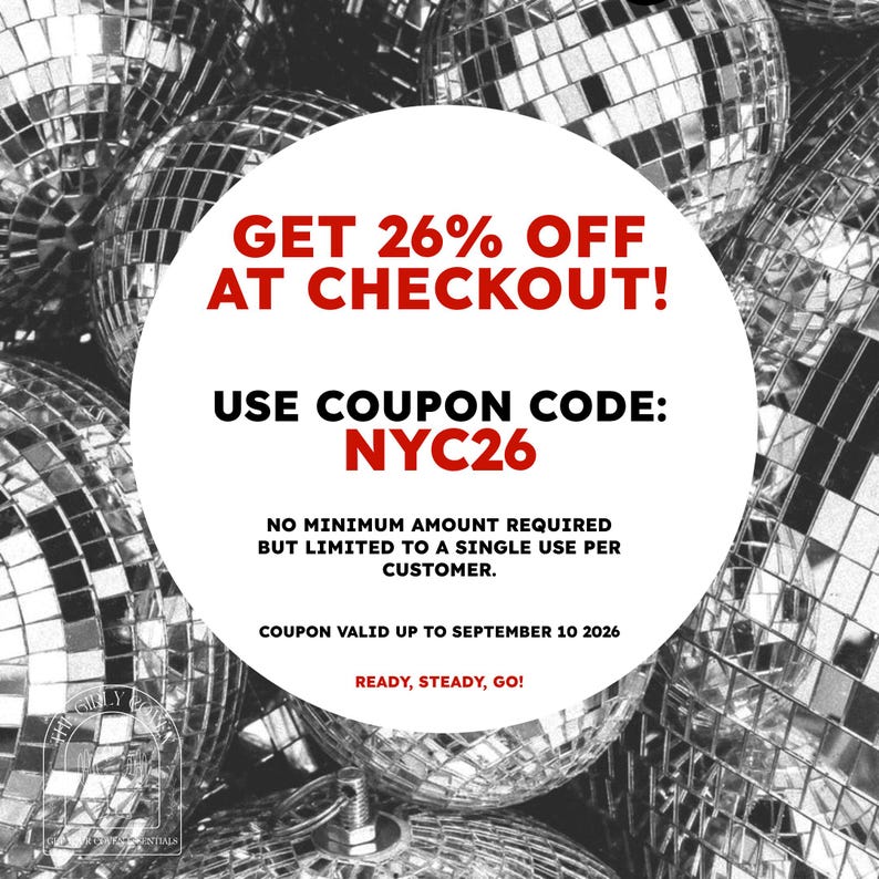 Puede incluir: Una superposici&oacute;n gr&aacute;fica circular blanca con texto en rojo que dice: GET 26% OFF AT CHECKOUT! USE COUPON CODE: NYC26. NO MINIMUM AMOUNT REQUIRED BUT LIMITED TO A SINGLE USE PER CUSTOMER. COUPON VALID UP TO SEPTEMBER 10 2026. READY, STEADY, GO!
