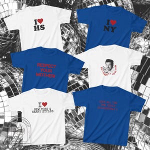 Puede incluir: Una colecci&oacute;n de seis camisetas de manga corta en blanco y azul. Los dise&ntilde;os incluyen textos como I heart HS, I heart NY, RESPECT YOUR MOTHER, BUT DADDY I LOVE HIM con un retrato, I heart NEW YORK & HARRY STYLES, y KISS ALL THE TIME, DISCO, OCCASIONALLY.