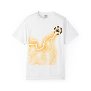 Op de afbeelding: Wit T-shirt met een gele bliksemflits op de voorkant. Het shirt heeft een ronde hals en korte mouwen. Een cirkelvormige afbeelding met Japanse karakters staat op de rechterbovenborst.