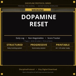 Può includere: Un diario digitale con un design nero e oro. Il titolo "DOPAMINE RESET" è ben visibile. Include sezioni per registri giornalieri, tracker di punteggio e non negoziabili. Stampabile nei formati A4 e US Letter.