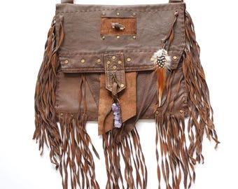 The Storyteller, handgemaakte OOAK, leren crossbodytas met franjes, amethist en kwartskristallen, ook een prachtige verenversiering.
