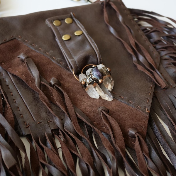 The Orakel, mystische kleinere Leder Fringe Crossbody Bag mit drei Kristallen, Signature Hidden Crystal im Inneren, CC Pocket auf der Rückseite.