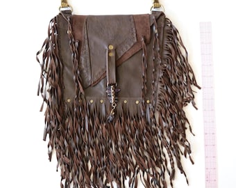 The Guardian OOAK Soepel gelaagd bruin leer en suède, boho-schoudertas met franjes. Amethistkristal Prachtige handsluitingen. Geheim kristal