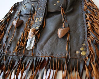 Solstice leren boho-schoudertas met hart omzoomd en krachtig zonnekristal, telefoonvak, CC-vak en kenmerkend verborgen kristal aan de binnenkant
