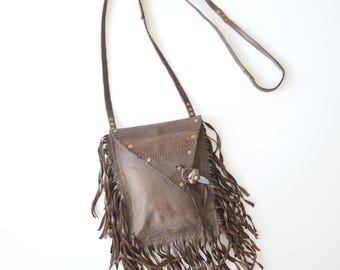 De Azure, een kleinere leren tas met franje, perfect voor telefoons. Blauw kyaniet en turkoois. Kenmerkend verborgen kristal aan de binnenkant.
