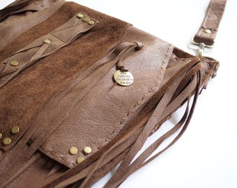 The Wanderer, handgemaakt leer met franjes, unieke schoudertas met kristallen en antiek koperen details.
