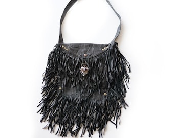The Moonshadow, een soulvolle zwartleren boho-fringetas, met drievoudig kwartskristal en Signature verborgen kristal. CC-zakje aan de binnenkant.