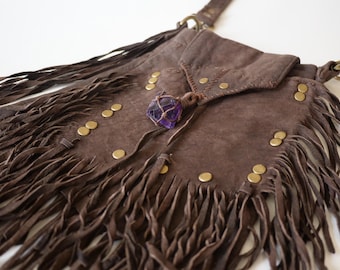 The Sable, een kleinere handgestikte boho-tas, bohotas met franjes, gekruiste riem, geregen amethistkristal, geheim verborgen kristal. Voorvak