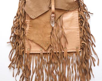Woestijnlicht | Unieke handgestikte leren tas met franjes, gekruiste riem, prachtig zonnekristal en verborgen kristal.