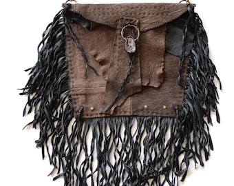 The Canyon, OOAK bruine leren boho-schoudertas met zwarte franje en details. Gesneden geodeversiering, kenmerkend verborgen kristal aan de binnenkant.