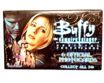 Può includere: Scatola sigillata di fototessere ufficiali di "Buffy l'ammazzavampiri". La scatola presenta immagini del cast, tra cui Buffy Summers. Il testo sulla scatola recita "6 Fototessere Ufficiali" e "Colleziona tutte le 54!"
