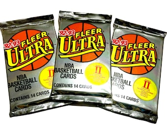 Puede incluir: Tres paquetes sin abrir de cartas de baloncesto NBA Fleer Ultra de 1992-93. Cada paquete es plateado con el logotipo de Fleer Ultra en amarillo y rojo, y un gráfico de baloncesto. Los paquetes indican que contienen 14 cartas.