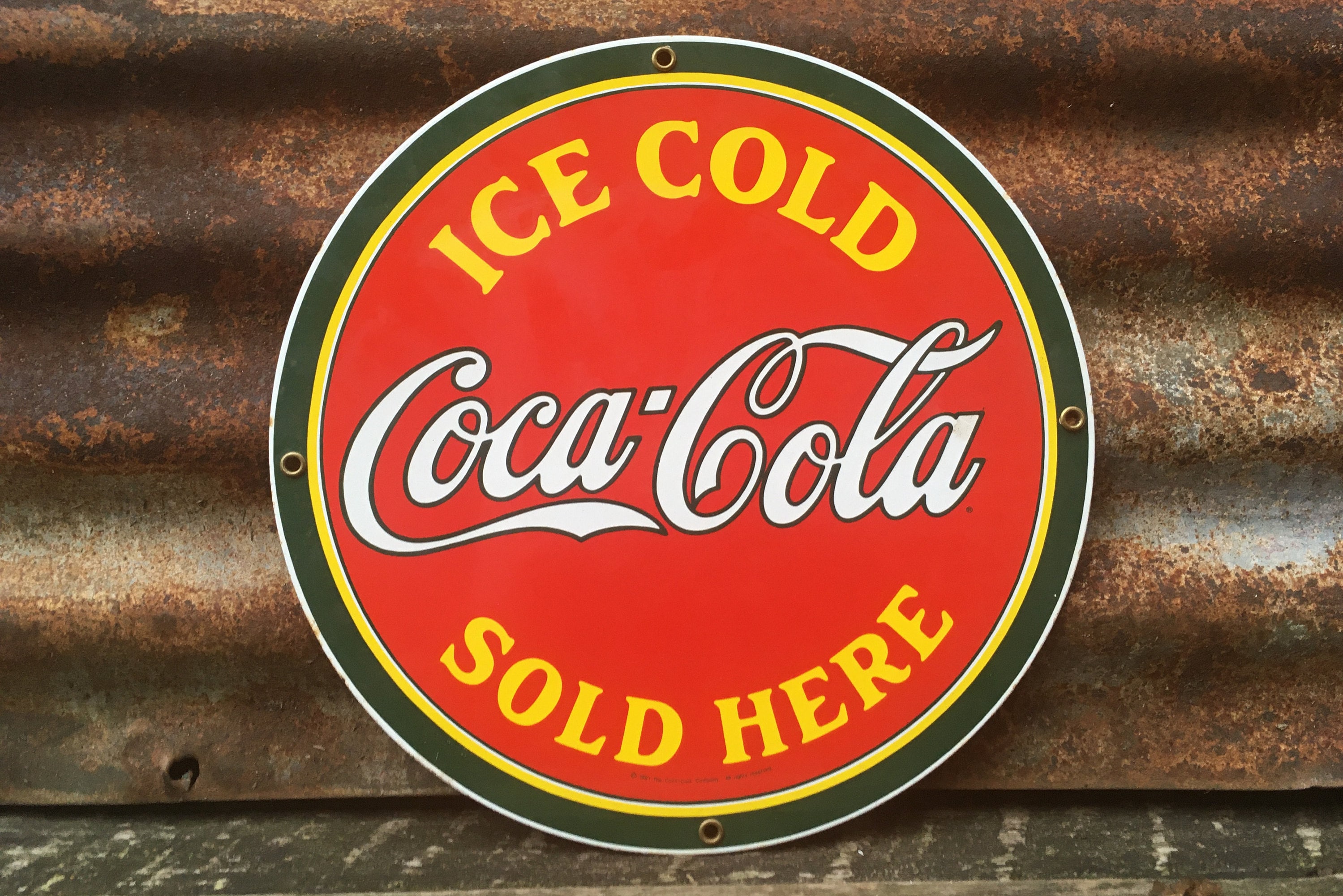Coca-Cola アイスコールドサイン Amazon.com: Coca-Cola Ice-Cold Refreshment Textured Wood