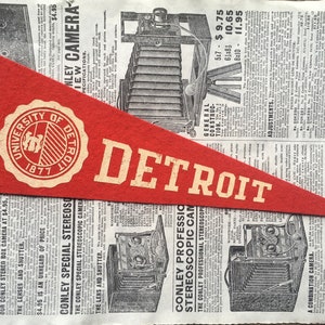 Vintage College Pennant Detroit Michigan University 3 1/2 x 10 Inch School vtg SMALL MINI Felt Pennant Flag 1940s-1960s Dorm Sports Decor