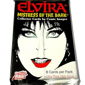 Puede incluir: Un paquete sellado de cartas coleccionables de Elvira, Mistress of the Dark de Comic Images. El empaque es negro con un gr&aacute;fico del rostro de Elvira en blanco y negro, con labios rojos y ojos verdes. El texto dice "8 cartas por paquete" y "Ultra-Thick 24pt. Stock."