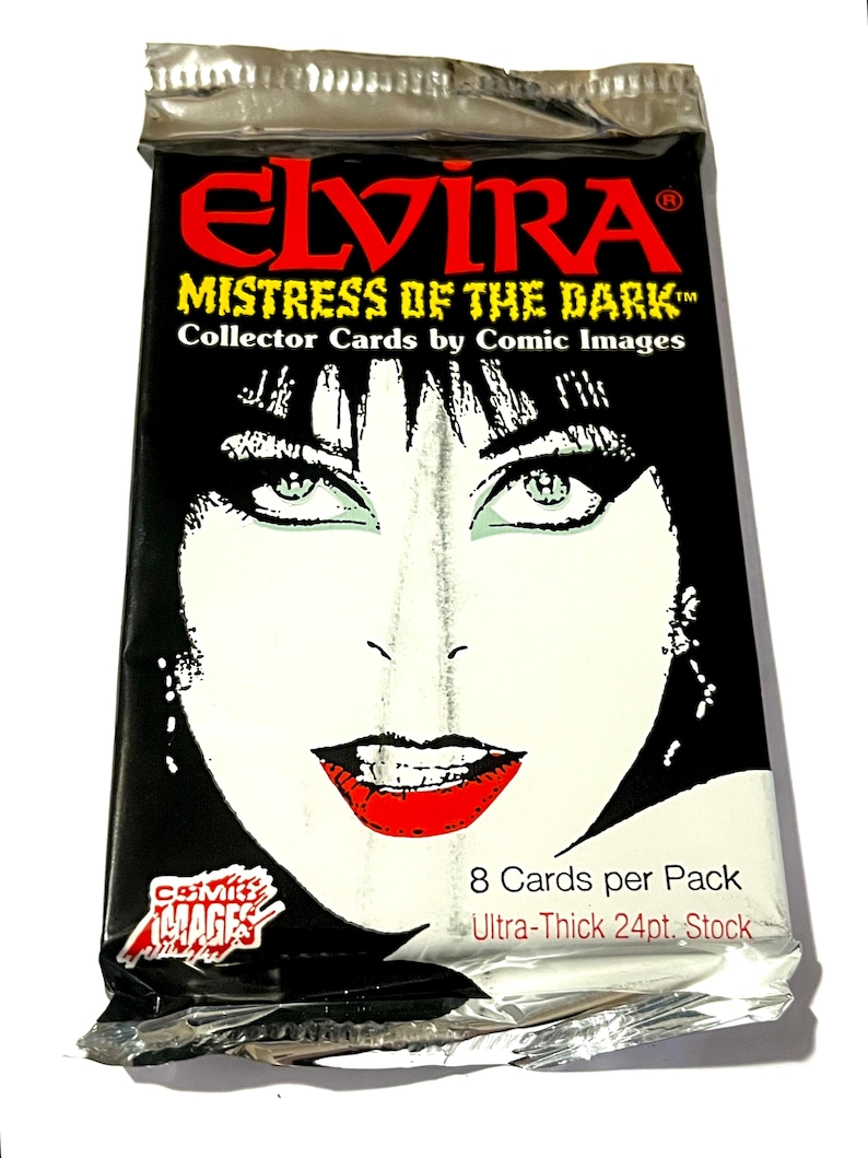 Puede incluir: Un paquete sellado de cartas coleccionables de Elvira, Mistress of the Dark de Comic Images. El empaque es negro con un gr&aacute;fico del rostro de Elvira en blanco y negro, con labios rojos y ojos verdes. El texto dice "8 cartas por paquete" y "Ultra-Thick 24pt. Stock."