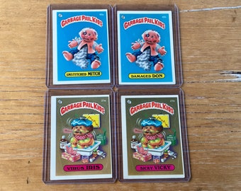 Selección de Garbage Pail Kids UnStitched Mitch, Damaged Don, Virus Iris, Sicky Vicky Tarjeta original de la serie 1 GPK Topps 1st Series 1985 OS1