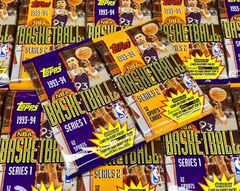 Può includere: Una collezione di pacchetti di carte da collezione di basket NBA Topps del 1993-94. I pacchetti sono viola, gialli e arancioni con il logo Topps e le parole "NBA Basketball" in grassetto. I pacchetti presentano una varietà di giocatori di basket sul davanti.