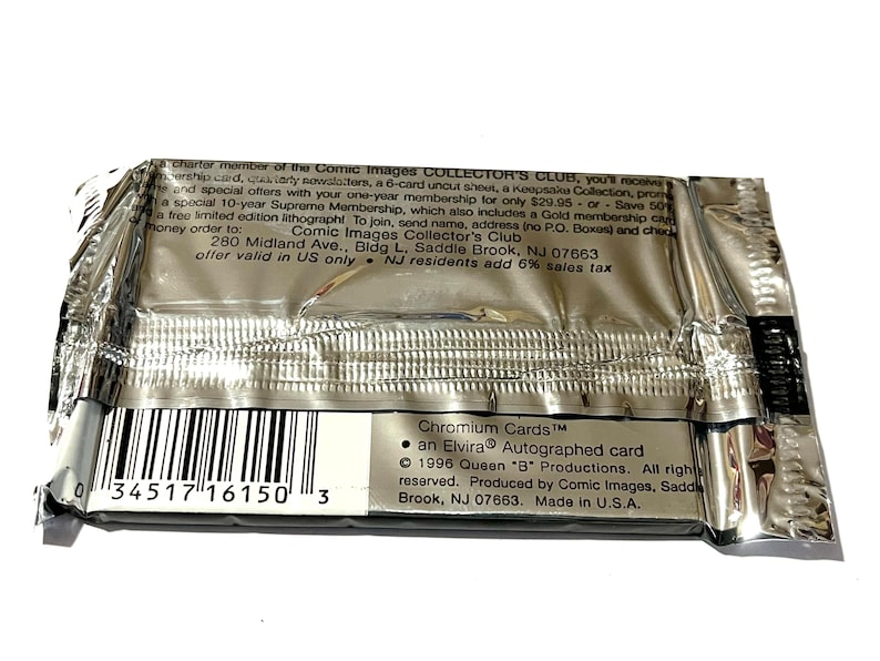 Puede incluir: Un paquete sellado de "Chromium Cards" con una tarjeta autografiada de Elvira. El embalaje de l&aacute;mina plateada muestra un c&oacute;digo de barras y texto que indica el origen del producto de Comic Images, Saddle Brook, NJ, EE. UU. El paquete es de 1996.
