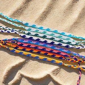 Pulsera de la amistad tejida a mano con diseño de olas: Hilo de bordar de algodón