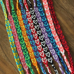 Handgewebtes Herz Freundschaftsarmband: Verstellbarer Boho Schmuck aus Baumwolle