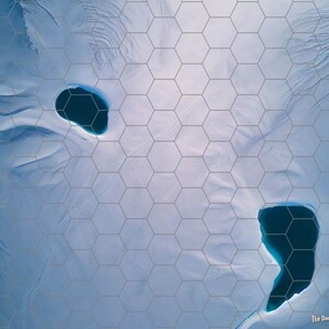 Puede incluir: Vista aérea de un paisaje azul y blanco con dos masas de agua azul oscuro. Un patrón de cuadrícula hexagonal se superpone a la imagen. La imagen evoca un entorno nevado y helado, posiblemente polar o ártico. The DoorRoll Corporation está impreso en la esquina inferior derecha.