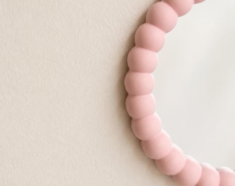 Espejo redondo rosa con cuentas hecho a mano - Decoración de pared en tonos rosados para la habitación de una niña
