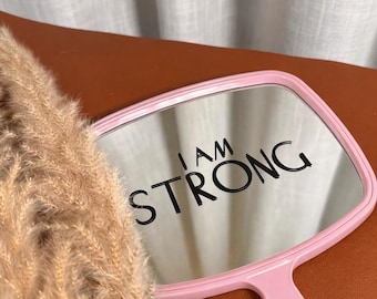 Espejo de mano personalizado con asa rosa y mensajes de afirmación - Regalo inspirador personalizado "Yo soy" para ella.