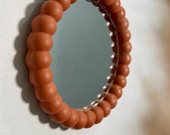 Espejo redondo pequeño de terracota con cuentas, decoración de pared estilo boho, entrada festoneada.