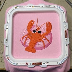 Hummer på flottör broderidesign, kräftor sommarvibbar strandsemester kustmaskinbroderifil