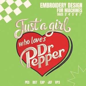 Puede incluir: Diseño de bordado con la frase "Just a girl who loves Dr Pepper" dentro de un corazón rojo. El diseño está sobre un fondo verde con el texto "EMBROIDERY DESIGN FOR MACHINES". Disponible en 5 tamaños.