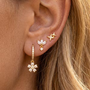 Vattentäta, eleganta guldfyllda örhängen med kubisk zirkonia, ringörhängen med blomma, platta örhängen, stiftörhängen för vardagsbruk, stapel av örhängen