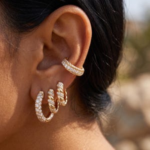 Luxuriöses Set aus vergoldeten, mit Zirkonia besetzten Huggie-Creolen für Damen – Ohrklemmen, Stapelohrringe, Alltagsohrringe, minimalistischer Schmuck