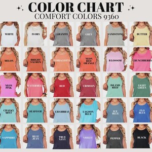 Puede incluir: Una carta de colores para camisetas sin mangas Comfort Colors 9360 que presenta una cuadr&iacute;cula de 30 prendas sin mangas en varios colores, incluidos blanco, marfil, granito, gris, arenisca, mantequilla, mel&oacute;n, salm&oacute;n, terracota y negro.