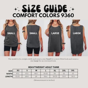 Puede incluir: Una gu&iacute;a de tallas para camisetas sin mangas Comfort Colors 9360. La imagen muestra cuatro vistas de una camiseta gris oscuro en tallas small y large, junto a una tabla que enumera las medidas de ancho y largo en pulgadas de XS a 3XL.