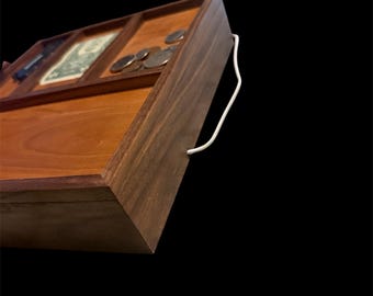 Cajón de almacenamiento de nogal negro y cerezo con carga inalámbrica y cajón oculto.