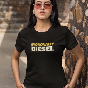 Emotionally Diesel T-shirt – Rolig attitydgrafik T-shirt – Sarkastisk damtröja – Topp med djärvt uttalande