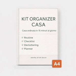 Può includere: Un libro bianco con il titolo "KIT ORGANIZER CASA" in testo verde scuro. Il libro include il testo "Casa ordinata in 15 minuti al giorno" e un elenco di controllo con le parole "Routine", "Checklist", "Decluttering" e "Planner". Un adesivo A4 è in basso a destra.