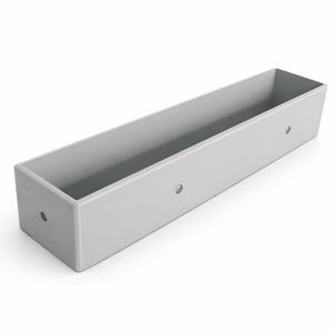 Puede incluir: Una jardinera rectangular gris claro con un diseño sencillo y moderno. La caja tiene una forma larga y estrecha con un interior empotrado y dos pequeños remaches circulares en los lados. La jardinera está hecha de un material liso y mate.