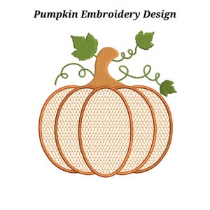 Op de afbeelding: Een borduurontwerp van een pompoen met de tekst Pumpkin Embroidery Design erboven. De pompoen is oranje met een textuurvulling, een gebogen steel en groene bladeren met krullende ranken die uit de bovenkant van de pompoen steken.
