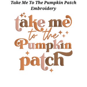 以下が含まれることがあります： Take Me To The Pumpkin Patchというテキストがスタイリッシュなフォントで刺繍されたデザイン。文字はオレンジ、ブラウン、ライトピンクの色合いで構成されています。デザイン全体に小さな四芒星のアイコンが散りばめられています。