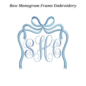 Puede incluir: Diseño de bordado azul claro con un lazo y un marco de cinta con el texto "Bow Monogram Frame Embroidery" en la parte superior. El marco rodea tres letras cursivas. El diseño está sobre un fondo blanco.