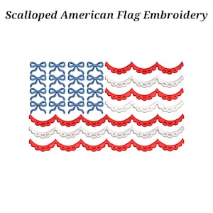 Pode incluir: Design de bordado da bandeira americana com vieiras. O design apresenta uma bandeira americana estilizada com laços azuis representando as estrelas e bordas com vieiras vermelhas e brancas para as listras. O texto "Scalloped American Flag Embroidery" está no topo.