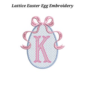 Könnte beinhalten: Gesticktes Osterei-Design mit einer rosa Schleife und dem Buchstaben "K". Die Eiform hat ein Gittermuster und eine hellblaue Umrandung. Der Text "Lattice Easter Egg Embroidery" steht oben.