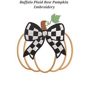 Puede incluir: Un diseño de bordado que muestra el contorno de una calabaza naranja con un tallo marrón y una hoja verde. Un lazo grande con un patrón de cuadros blanco y negro está centrado en la calabaza. El texto Buffalo Plaid Bow Pumpkin Embroidery está arriba.