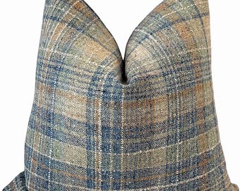 Fodera per cuscino a quadri blu e beige, cuscino di design intrecciato, arredamento neutro in stile rustico.
