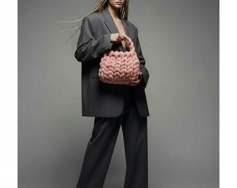 Handgewebte geflochtene übergroße geflochtene Handtasche, weiche Statement-Geldbeutel, moderne minimale Tasche