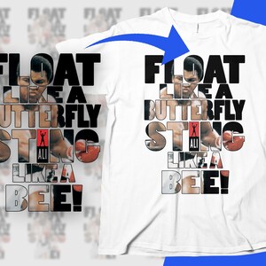 以下が含まれることがあります： グラフィックデザインが施された白いTシャツ。デザインには、ボクサーの画像とともに、白黒で「FLOAT LIKE A BUTTERFLY STING LIKE A BEE！」というテキストが使用されています。背景には青い矢印があります。
