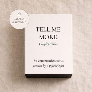 Peut inclure: Une boîte rectangulaire blanche contenant 80 cartes de conversation intitulées TELL ME MORE. Couples edition, created by a psychologist. Un badge circulaire en haut à gauche affiche une icône de téléchargement et le texte DIGITAL DOWNLOAD.